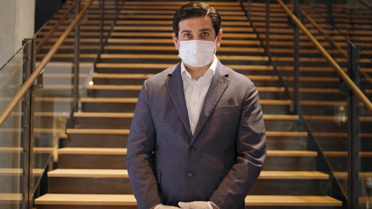 Holiday Inn Mumbai International Airport By Ihg Exteriér fotografie A hotel employee wearing a face mask