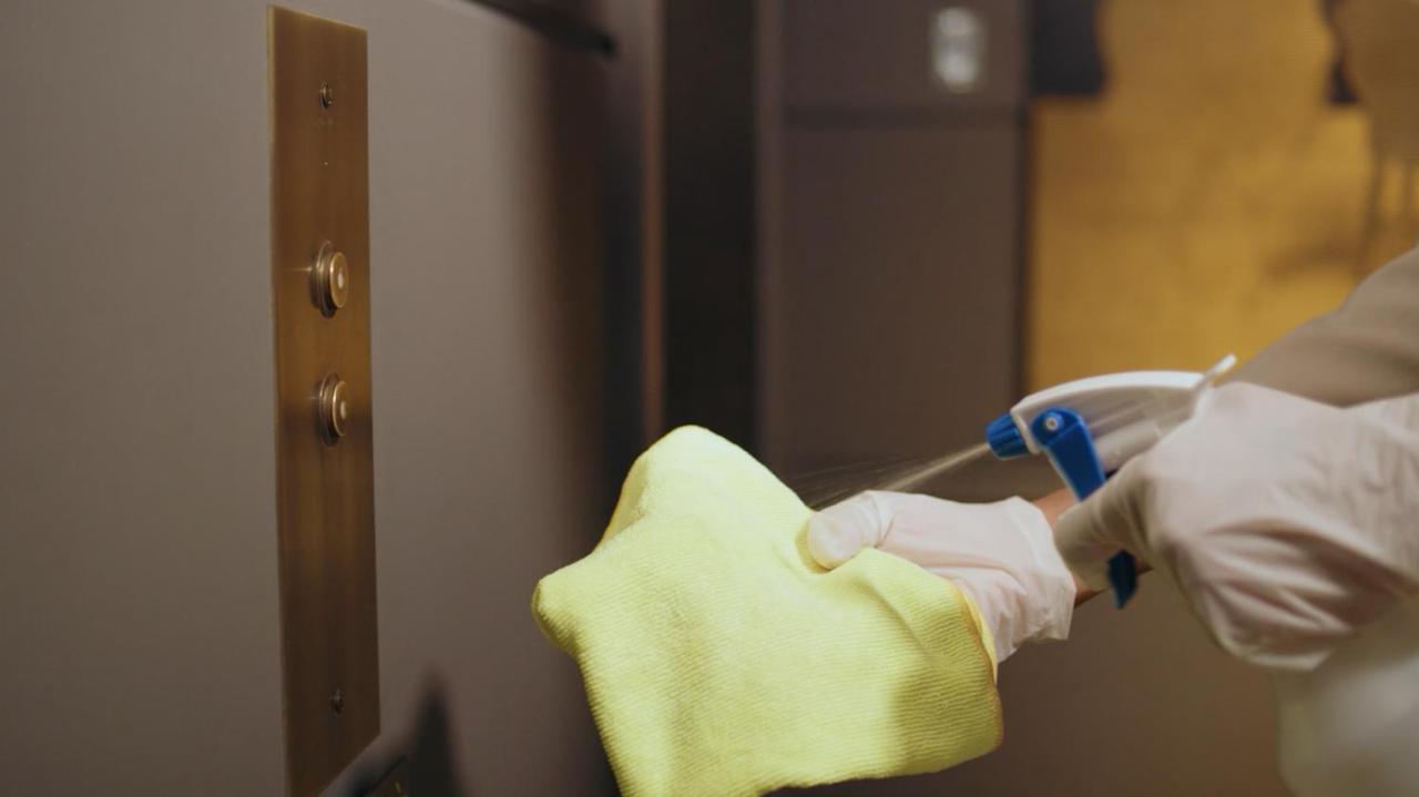 Holiday Inn Mumbai International Airport By Ihg Exteriér fotografie Disinfection of elevator buttons