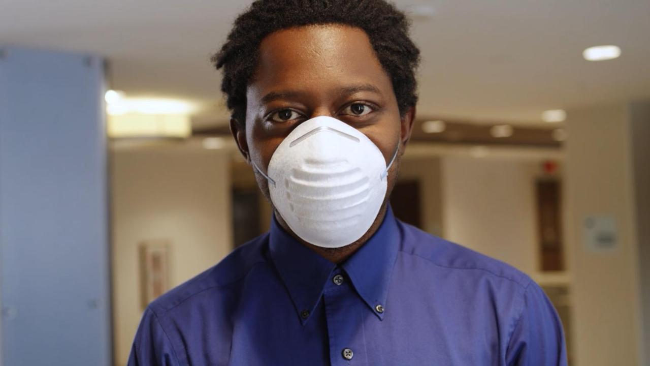 Holiday Inn Mumbai International Airport By Ihg Exteriér fotografie A man wearing a N95 respirator