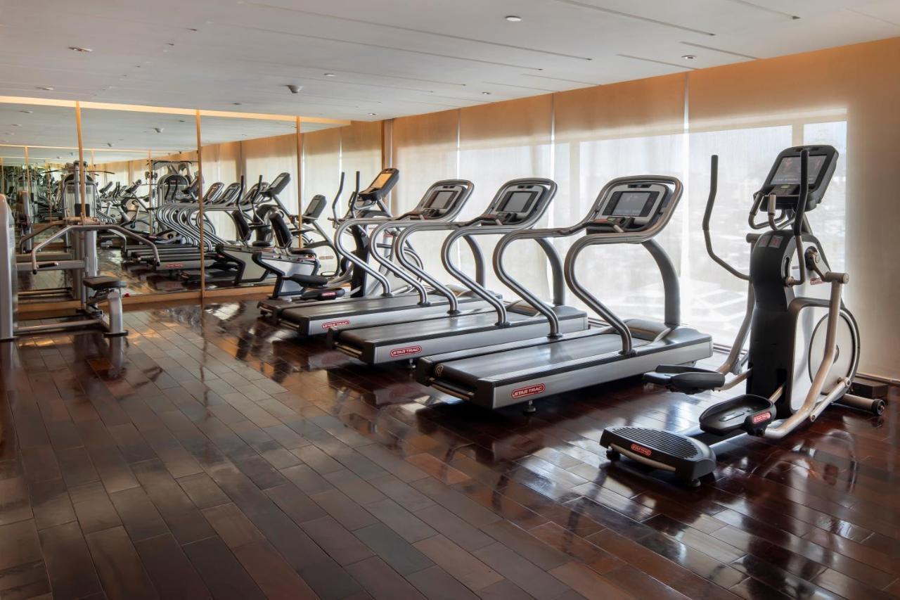Holiday Inn Mumbai International Airport By Ihg Exteriér fotografie A row of treadmills