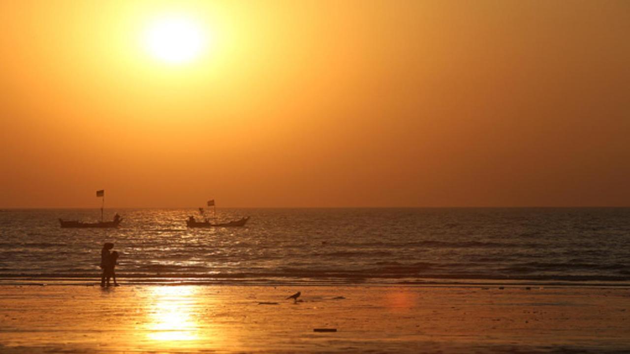 Holiday Inn Mumbai International Airport By Ihg Exteriér fotografie Sunset at the beach