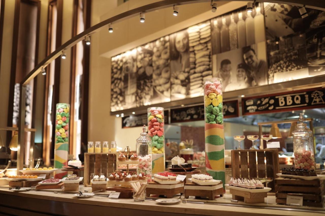 Holiday Inn Mumbai International Airport By Ihg Exteriér fotografie The buffet at the lobby