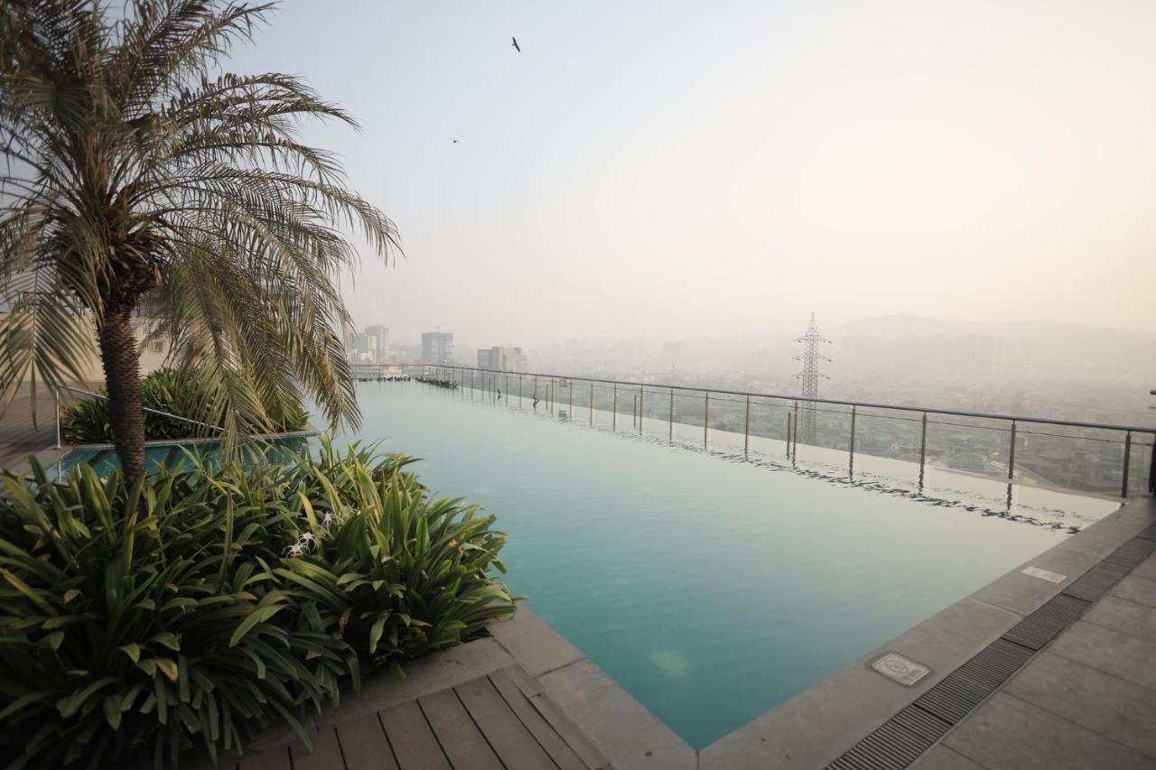 Holiday Inn Mumbai International Airport By Ihg Exteriér fotografie Infinity pool at the Oberoi, Mumbai