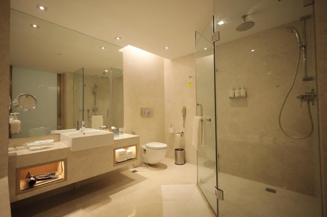 Holiday Inn Mumbai International Airport By Ihg Exteriér fotografie A modern bathroom