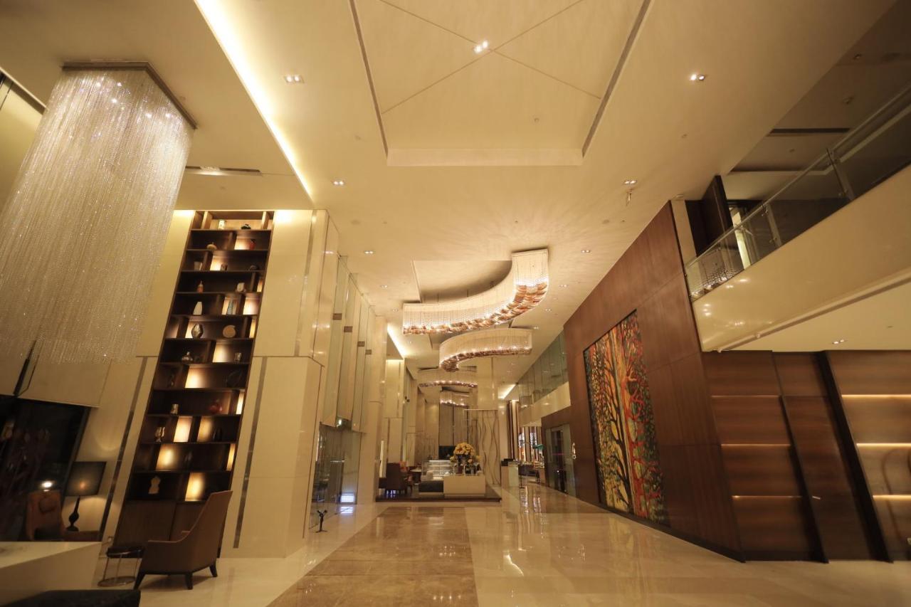 Holiday Inn Mumbai International Airport By Ihg Exteriér fotografie The lobby of the hotel