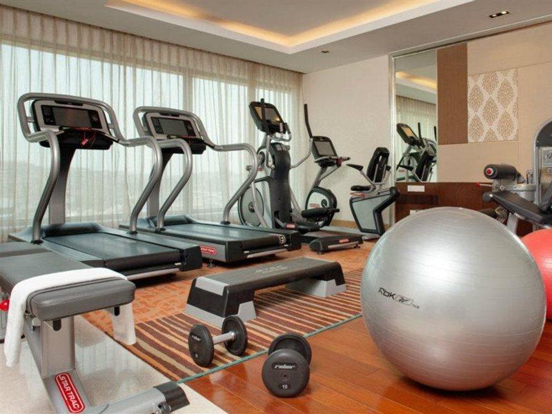 Holiday Inn Mumbai International Airport By Ihg Exteriér fotografie A gym at a hotel