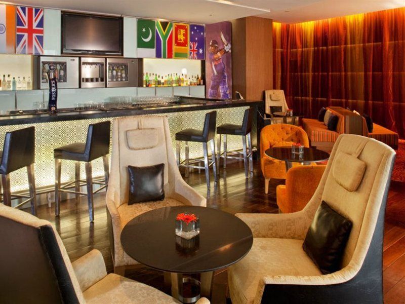 Holiday Inn Mumbai International Airport By Ihg Exteriér fotografie The bar at the lounge