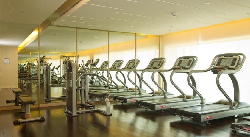 Holiday Inn Mumbai International Airport By Ihg Exteriér fotografie A row of treadmills